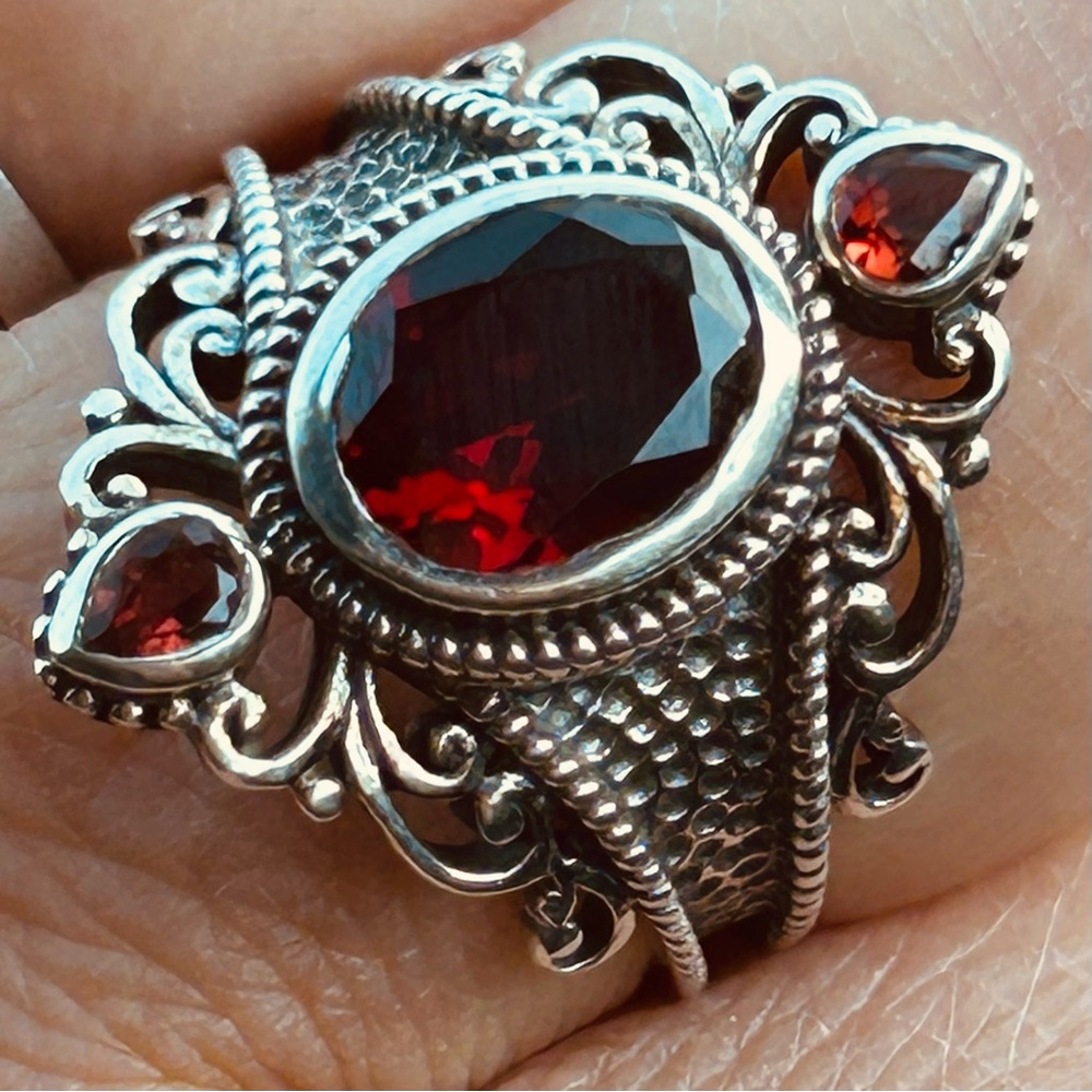 Beautiful Garnet set in sterling silver ring size 9 - Picture 3 of 8